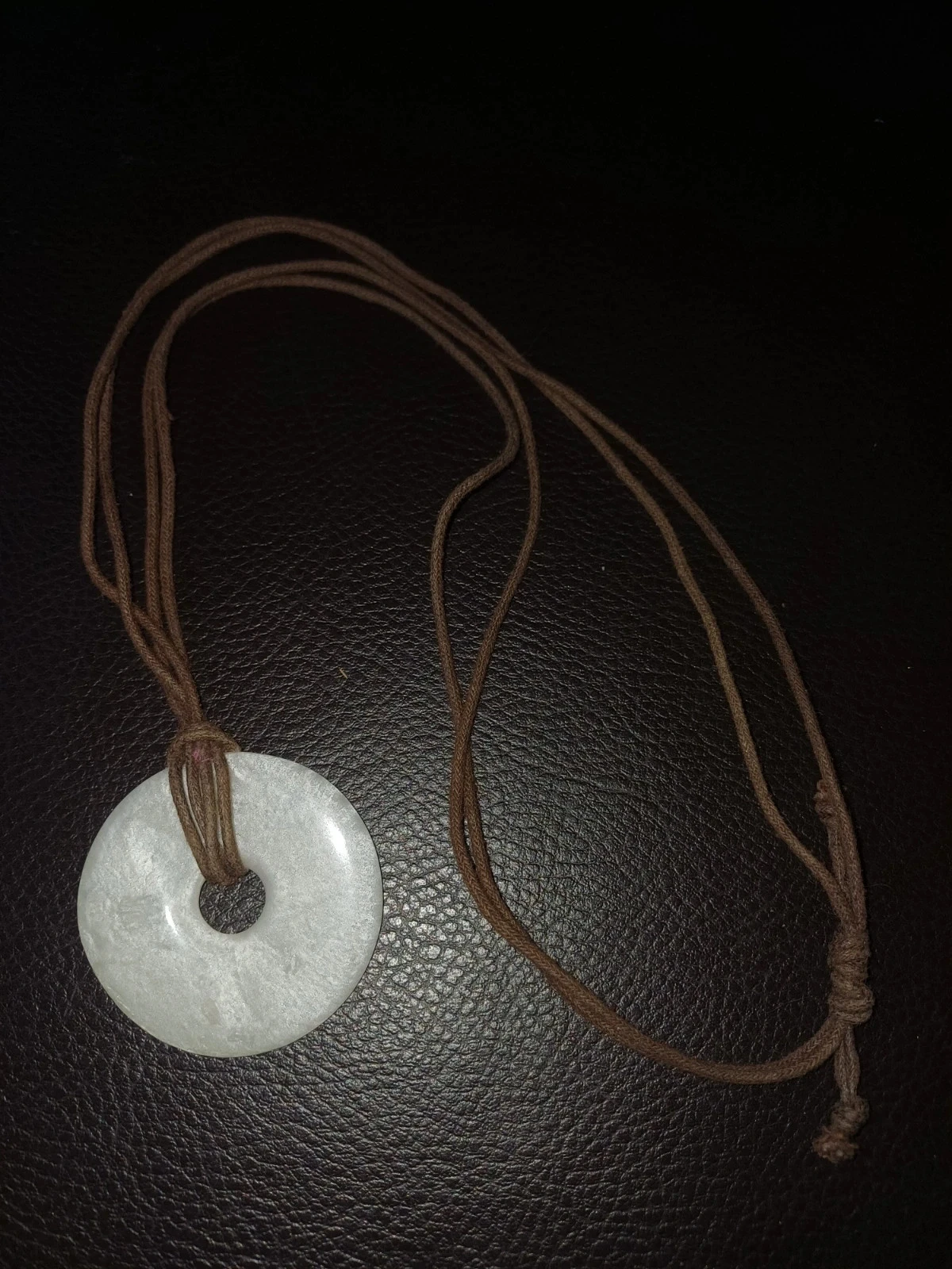 Collier marron pendentif rond blanc